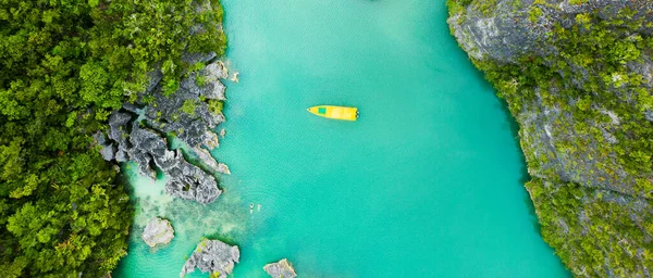 Kick off your summer with an island cruise. High angle shot of a boat sailing through a canal running along the Raja Ampat Islands in Indonesia. — Stock Photo, Image