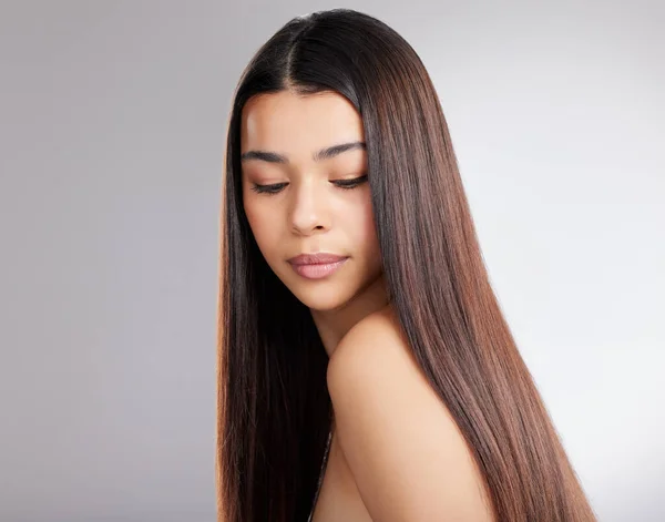 Ter cabelo comprido faz-me sentir uma princesa. Estúdio tiro de uma jovem atraente posando contra um fundo cinza. — Fotografia de Stock