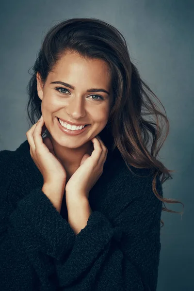 Ne laissez personne ternir votre éclat. Portrait d'une belle jeune femme souriante sur fond gris en studio. — Photo