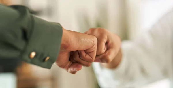 Wie waren Sie? Schuss von zwei Geschäftsfrauen, die einander bei der Begrüßung mit der Faust schlagen. — Stockfoto