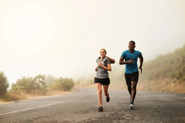 Fuss a céljaid felé. Lelőttek két sportos fiatalt együtt futni.. — Stock Fotó