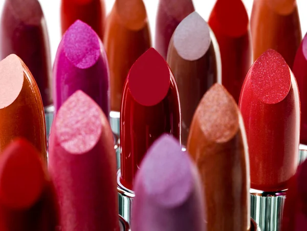 Bernuansa untuk individu. Pendekatan dari berbagai warna lipstik. — Stok Foto