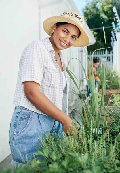 Садівництво це пристрасть. Знімок привабливої молодої жінки, що стоїть на самоті і садівництва протягом дня . — стокове фото