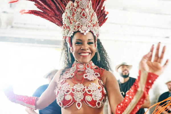 Die Extravaganz, die Samba-Tanz ist. Aufnahme einer schönen Samba-Tänzerin, die auf einem Karneval auftritt. — Stockfoto