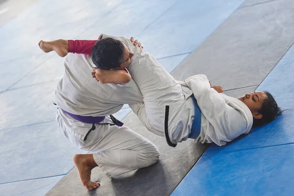 Kdo to tu ovládá. Dlouhý záběr dvou mladých bojových umělců cvičících jiu jitsu v tělocvičně. — Stock fotografie