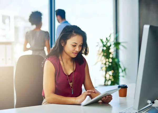 Werken aan haar deadlines met behulp van technologie. Gesneden foto van een jonge zakenvrouw die werkt op een digitale tablet in een modern kantoor. — Stockfoto