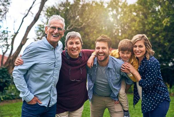 Heimat ist, wo unsere Familie ist. Schuss einer Mehrgenerationenfamilie im Freien. — Stockfoto