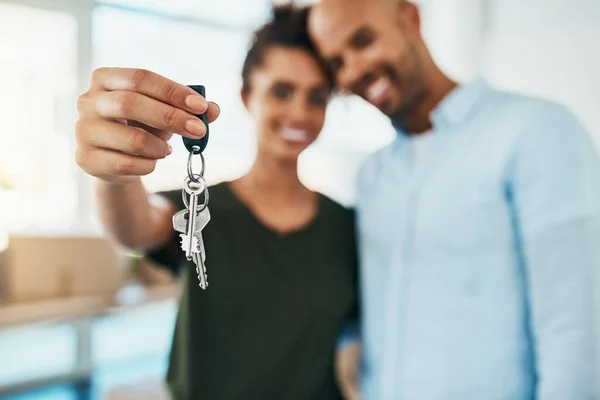 Fai il passo verso un nuovo inizio. Ritratto di una giovane coppia con le chiavi della loro nuova casa. — Foto Stock
