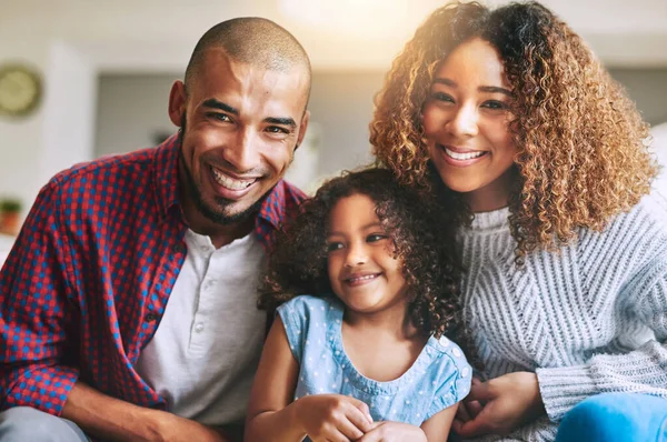 Rodzinny czas, ciesz się każdą minutą. Portret szczęśliwej młodej rodziny trzech spędzających razem czas w domu. — Zdjęcie stockowe