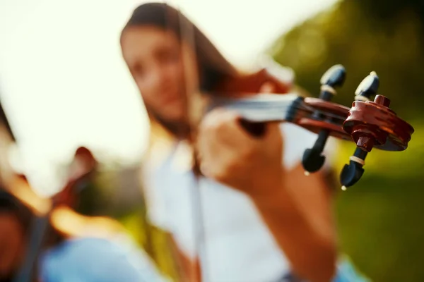 음악은 우리의 심장이 뛰는 이유입니다. 어린 소녀 가 밖에서 바이올린을 연주하고 있는 모습이 걸려 있는 총성이 들렸다. — 스톡 사진
