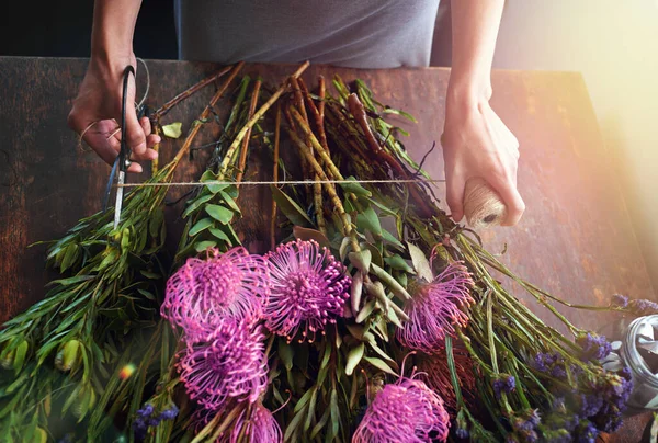 Τα λουλούδια φέρνουν χρώμα στη ζωή σου. Καλλιεργημένη φωτογραφία από ένα όμορφο λουλουδάτο μπουκέτο που ολοκληρώνεται σε ξύλινο πάγκο. — Φωτογραφία Αρχείου