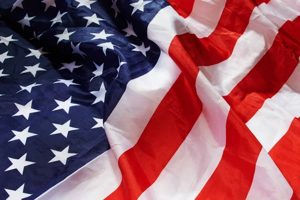 Vier het door je vlag te hijsen. Gehakt schot van de Amerikaanse vlag. — Stockfoto