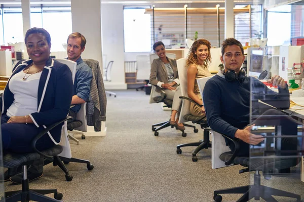 Ви дивитеся на найкраще в бізнесі. Портрет групи колег, які разом сидять в офісі.. — стокове фото