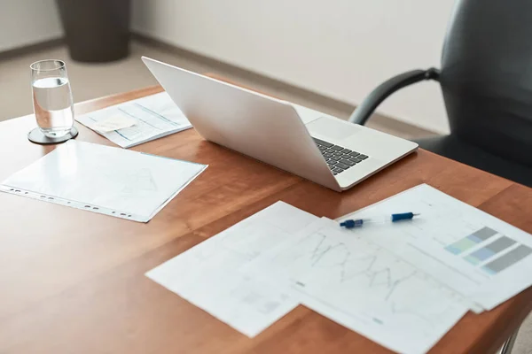 Die Voraussetzungen für den Erfolg. Ausschnitt aus Papieren und einem Laptop auf einem Schreibtisch in einem Büro. — Stockfoto