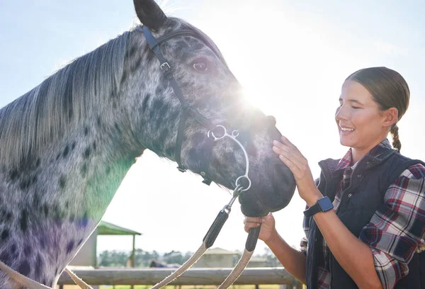 Il aime l'amour. Plan recadré d'une jolie jeune femme caressant son cheval dehors sur le ranch. — Photo