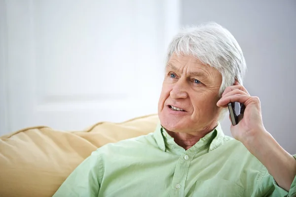 Foi óptimo voltar a pôr-te em dia. Tiro de um homem idoso falando em seu celular em casa. — Fotografia de Stock