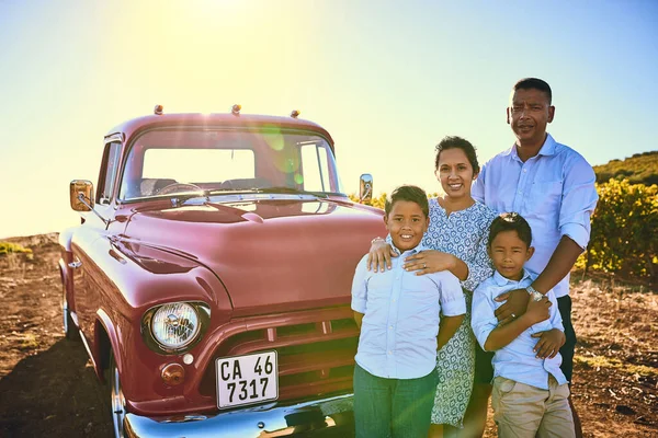 Сімейний та сімейний автомобіль. Знімок веселої сім'ї, що позує на портрет разом зовні поруч з червоною вантажівкою-пікапом . — стокове фото