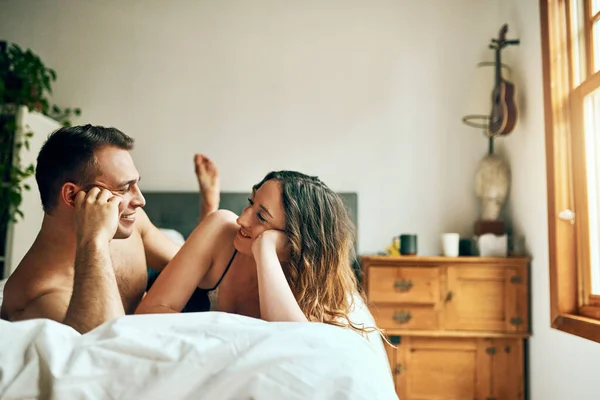 사랑은 좋은 하루를 보내는 가장 쉬운 방법입니다. 정 이 많은 젊은 부부 가집 침대에서 낭만적 인 아침을 보내고 있는 장면. — 스톡 사진