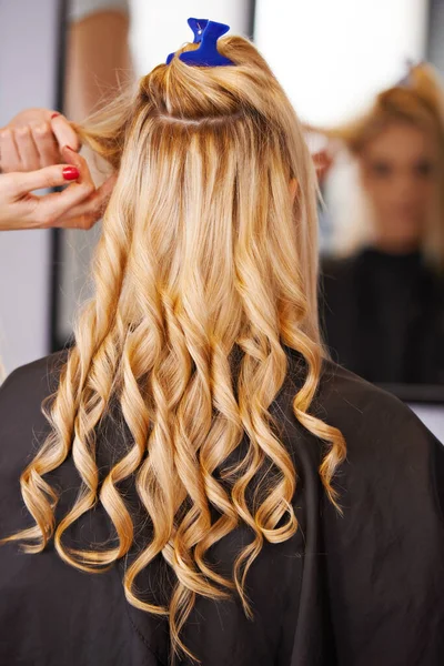 Style en cours de fabrication.... Une femme blonde se fait coiffer dans un salon. — Photo