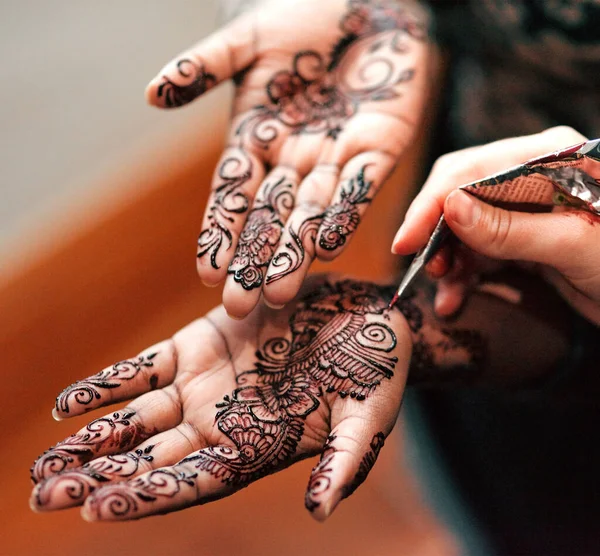 Cuando las palabras no pueden expresarse, prueba henna. Recortado tiro de una mujer irreconocible conseguir henna aplicado a sus manos en preparación para su boda. —  Fotos de Stock