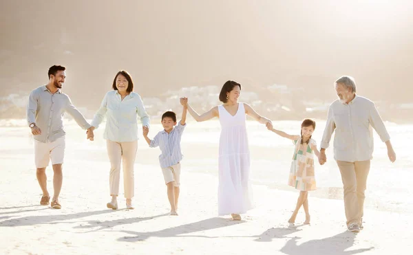 해변은 온 가족이 즐기는 곳이야. 해변에서 다양하고 다양 한 가족을 이루는 행복 한 가족의 전체 사진. — 스톡 사진