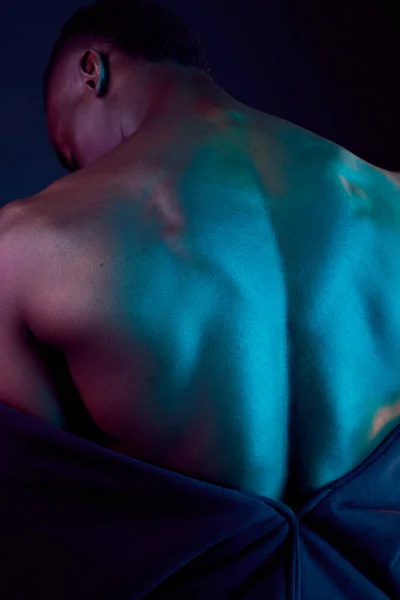 Cuanto más fuerte sea mi cuerpo, menos me rompo. Fotografía de un hombre musculoso posando sobre un fondo de estudio. —  Fotos de Stock
