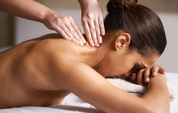 Rilascio tutta la tensione. Colpo ritagliato di una giovane donna ottenere un massaggio al collo in una spa. — Foto Stock
