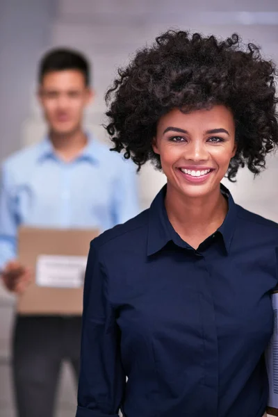 Logistik ist unser Geschäft. Porträt einer glücklichen Zustellerin bei der Lieferung an einen Geschäftsmann in seinem Büro. — Stockfoto