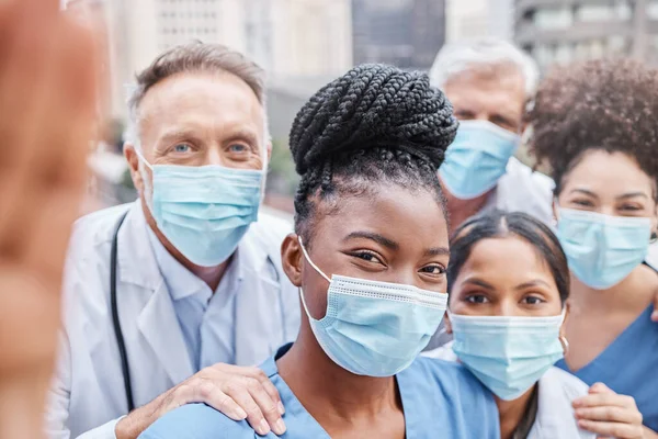 No se olvide de añadir el título de Dr a nuestros nombres. Fotografía de un grupo de médicos tomando una selfie en la ciudad. — Foto de Stock