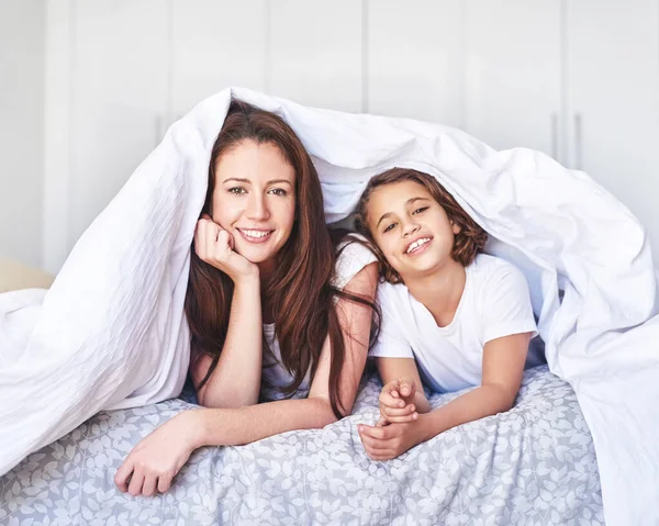 Einfach nur chillen in unserem Deckenfort. Porträt einer Mutter und ihrer Tochter, die sich morgens zu Hause entspannen. — Stockfoto