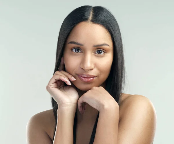 Me encanta mi piel, creo que es hermosa. Foto recortada de una hermosa joven con la piel impecable posando sobre un fondo gris. —  Fotos de Stock