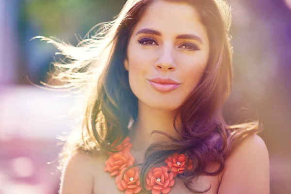 Belleza en la luz brillante del día. Retrato de una mujer joven elegante vestida al aire libre. — Foto de Stock