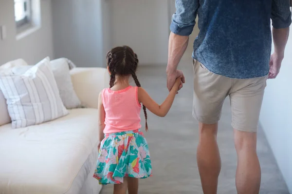 Ze wil overal heen waar papa gaat. Een foto van een vader en dochter die samen thuis waren.. — Stockfoto