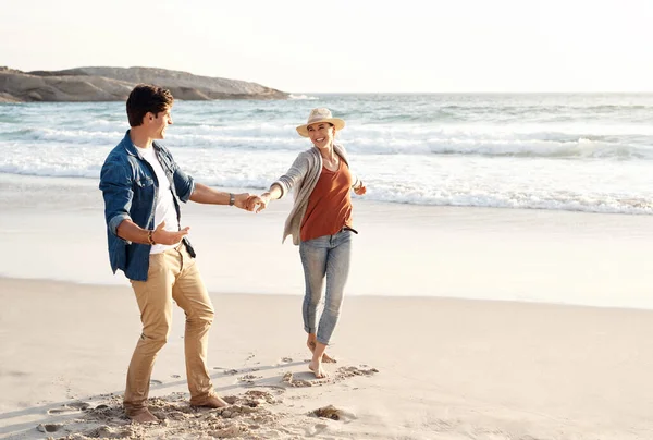 Waren irgendwie in Strandstimmung. Aufnahme eines Paares mittleren Alters, das den Tag am Strand verbringt. — Stockfoto