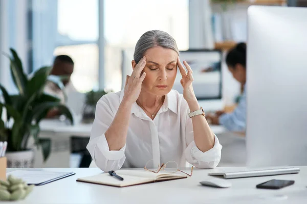 Jag önskar att alla spänningar bara försvann. Skjuten av en mogen affärskvinna som ser stressad ut när han arbetar på ett kontor. — Stockfoto