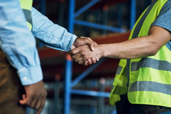 Trots om een betrouwbare partner als jij te hebben. Schot van twee bouwers die elkaar de hand schudden op een bouwplaats. — Stockfoto