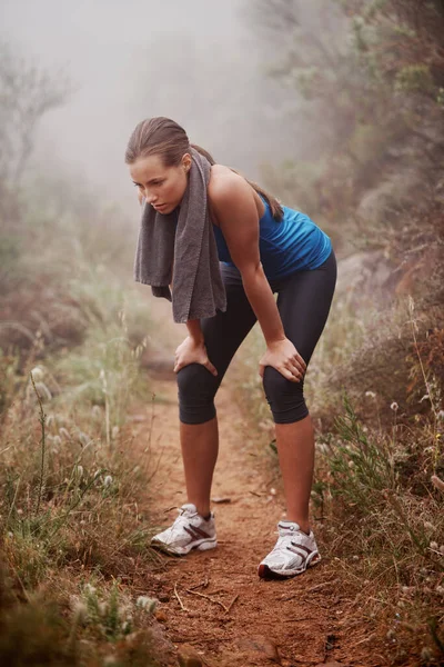 Intervalo para respirar. Uma jovem corredora treinando ao ar livre. — Fotografia de Stock