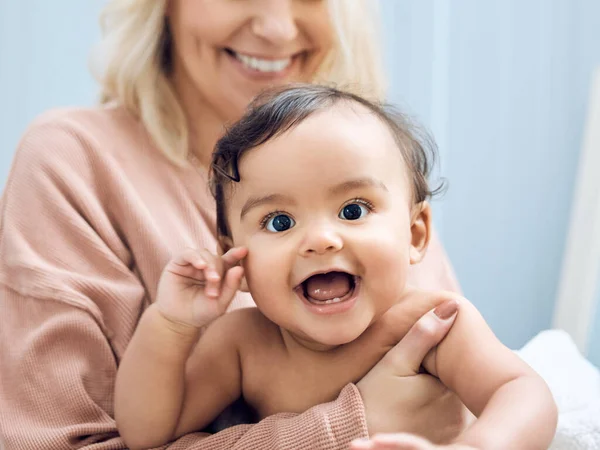 Acabei de acordar, mas ainda sou fabuloso. Tiro de uma mulher de ligação com seu bebê adorável menina. — Fotografia de Stock