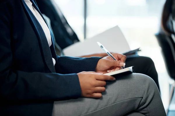 Hersens zijn herenhuizen. Opname van een groep onherkenbare zakenmensen die aantekeningen maken tijdens een vergadering in een kantoor. — Stockfoto