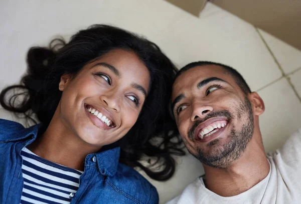 Sacan lo mejor de cada uno. Foto de una pareja joven y cariñosa relajándose en casa juntos. — Foto de Stock