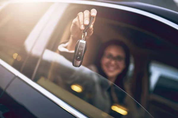 Μάντεψε ποιος αγόρασε καινούργιο αμάξι. Πορτραίτο μιας επιχειρηματία που κρατάει τα κλειδιά του νέου της αυτοκινήτου. — Φωτογραφία Αρχείου