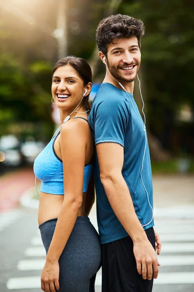 Hicimos un pacto para mantener juntos nuestros objetivos de fitness. Retrato de una joven pareja deportiva haciendo ejercicio juntos al aire libre. — Foto de Stock