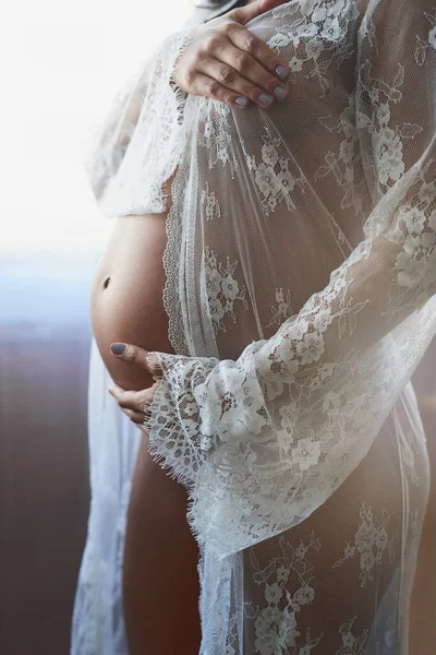 Não há nada como o amor das mães. Tiro cortado de uma mulher grávida irreconhecível em pé em seu quarto em casa. — Fotografia de Stock