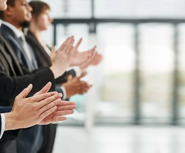 Az egész csapat a fedélzeten van. Közelkép egy csapat vezetőről, akik tapsolnak, miközben sorban állnak egy irodában.. — Stock Fotó
