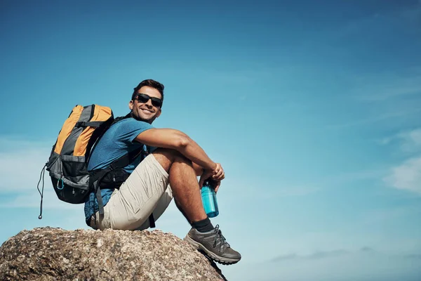 この素晴らしい景色を見てください。一日中山に登ることから一休みする屈託のない若者の肖像画. — ストック写真