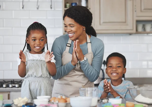 Випічка схожа на прання, результати однаково тимчасові. Знімок маминої випічки зі своїми дітьми вдома . — стокове фото
