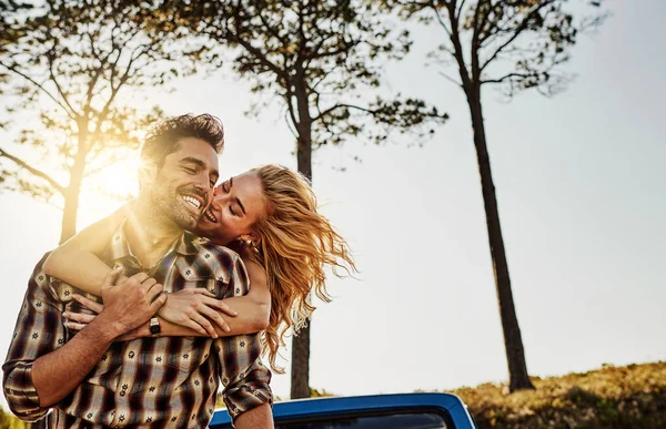 Det här är vår idé om ljusdatum. Skjuten av ett kärleksfullt par tillbringar dagen utomhus. — Stockfoto