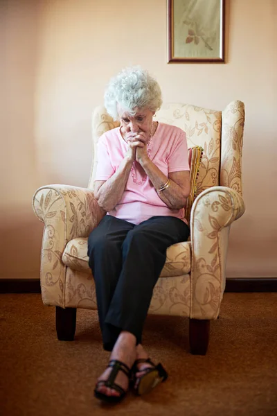 Heer, help me alstublieft. Schoot een oudere vrouw neer die bezorgd leek.. — Stockfoto