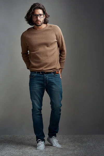 Mantenerse al tanto de las tendencias en ropa casual. Estudio de un joven guapo posando sobre un fondo gris. —  Fotos de Stock