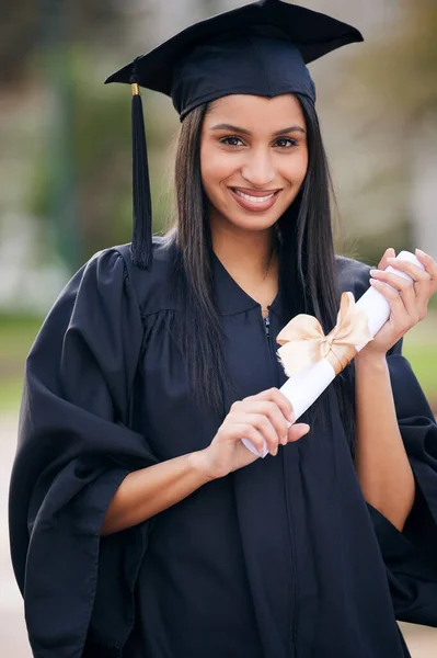 Elle est destinée au succès. Portrait d'une jeune femme titulaire de son diplôme le jour de la remise des diplômes. — Photo